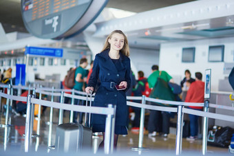 年轻的女旅行者国际机场