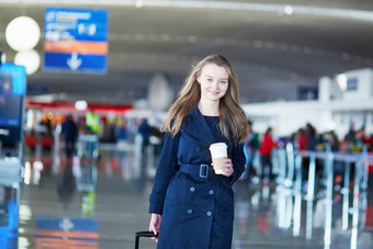 年轻的女旅行者国际机场