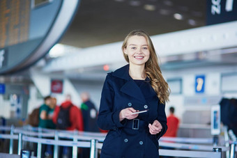年轻的女旅行者国际机场