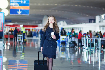 年轻的女旅行者国际机场