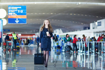 年轻的女旅行者<strong>国际机场</strong>