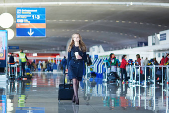 年轻的女旅行者国际机场