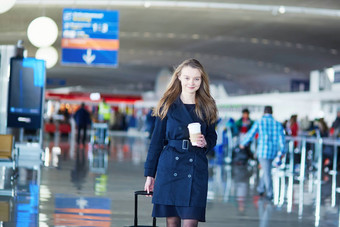 年轻的女旅行者国际机场