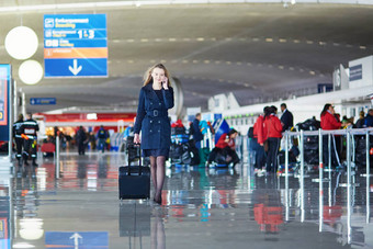 年轻的女旅行者国际机场