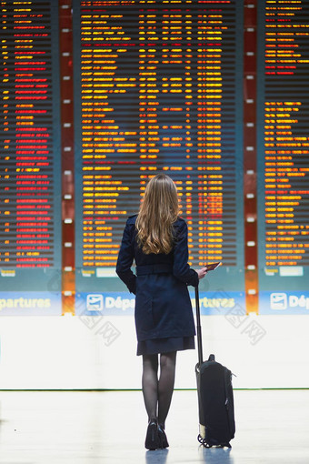 年轻的女旅行者国际机场