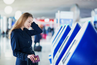 年轻的女旅行者国际机场