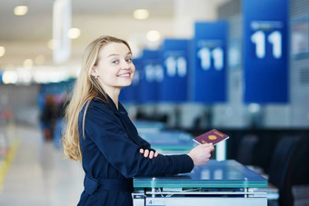 年轻的女旅行者国际机场