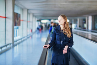 年轻的女旅行者国际机场