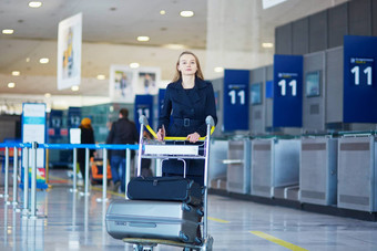 年轻的女旅行者国际机场