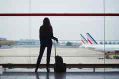 女人手行李国际机场窗口飞机