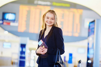 年轻的业务女人国际机场