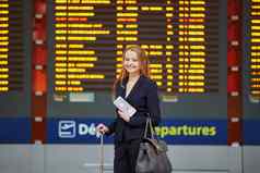 年轻的优雅的业务女人国际机场