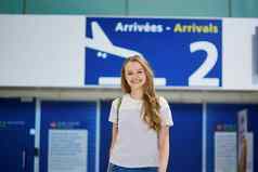 美丽的年轻的旅游女孩背包携带行李国际机场