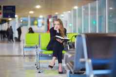女人国际机场终端阅读书