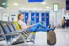 年轻的旅行者国际机场检查移动电话