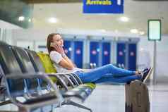 美丽的年轻的旅游女孩背包携带行李国际机场