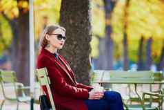 优雅的巴黎女人喝咖啡公园