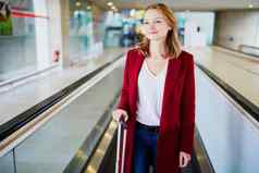 年轻的女人国际机场行李
