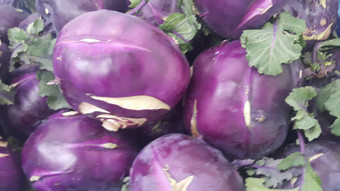 水果<strong>背景</strong>紫色的新鲜的大头菜萝卜超市出售