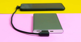 智能手机<strong>移动手机</strong>充电电池权力银行粉红色的黄色的背景