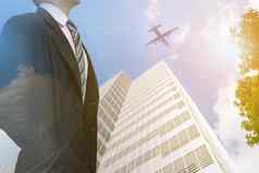 商人领导穿城市建筑城市飞机树天际线日落概念现代生活业务