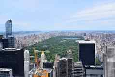 纽约曼哈顿天际线前岩石观察甲板全景视图阳光明媚的一天城市美国