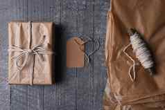 平原棕色（的）纸包装圣诞节礼物空白标签