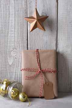 明星挂平原棕色（的）纸包装圣诞节现在