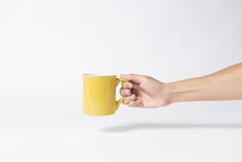 手持有黄色的陶瓷<strong>咖啡</strong>杯模型有创意的设计品<strong>牌</strong>孤立的白色背景