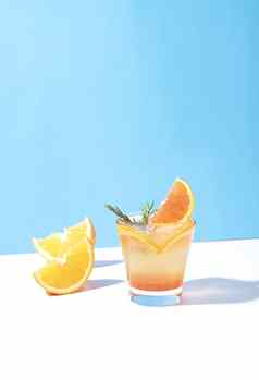 冷让人耳目一新橙色穿孔鸡尾酒橙色片蓝色的背景夏天喝