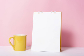 空白纸螺旋日历杯模型模板广告品牌粉红色的背景