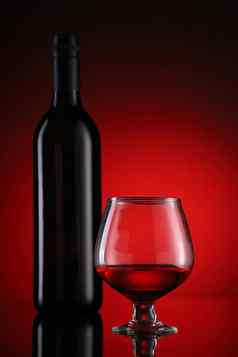 红色的酒玻璃瓶红色的背景