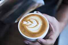 咖啡师使拿铁卡布奇诺咖啡艺术泡沫泡沫咖啡杯咖啡馆