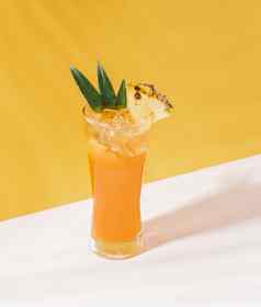 冰菠萝穿孔鸡尾酒玻璃橙色背景夏天喝