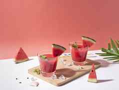新鲜的水瓜汁西瓜片红色的背景夏天喝
