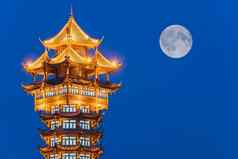中国人传统的塔照亮晚上