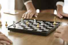 协作过程熟练的人头脑风暴玩国际象棋游戏办公室