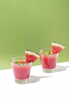 新鲜的水瓜汁西瓜片颜色背景夏天喝