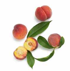 成熟的红色的桃子绿色叶子甜蜜的水果孤立的白色