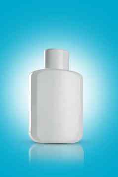 空白白色香水瓶原型蓝色的背景