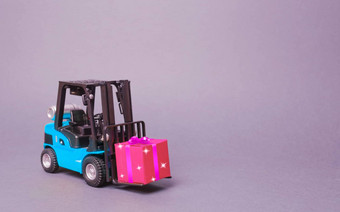 蓝色的叉车卡车携带粉红色的礼物盒子弓购买交付现在零售折扣<strong>竞赛比赛</strong>促销活动增加销售吸引客户