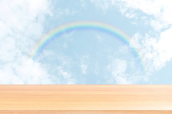 空木表格地板模糊天空彩虹背景木表格董事会空前面天空彩虹木板材空白彩虹天空的角度来看棕色（的）木表格模拟显示产品
