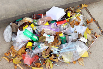 桩塑料垃圾地板上垃圾塑料浪费玻璃吸管塑料袋浪费塑料瓶喝浪费垃圾食物干叶子
