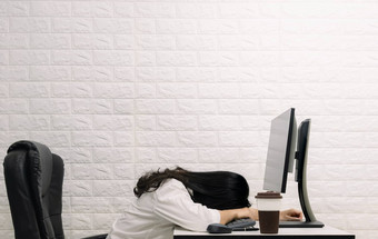 女人睡觉桌子上电脑屏幕