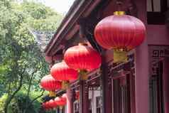 中国人红色的灯笼挂寺庙