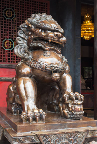 狮子<strong>青铜雕像</strong>前面佛教寺庙