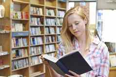 年轻的女人阅读书书店