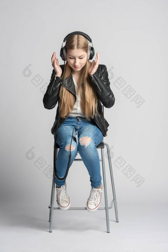 女孩《连线》杂志耳机坐着听音乐