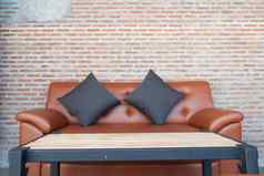 皮革橙色沙发砖墙棕色（的）背景