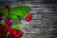新鲜的树莓背景特写镜头照片新鲜的树莓乡村木表格
